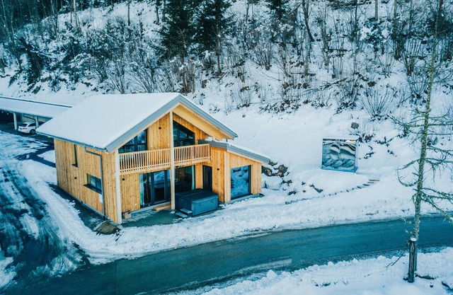 Chalet with sauna and whirlpool near ski resort