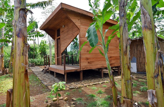 CHALET 19A Entire room inserted in a private space with banana tree backyard.