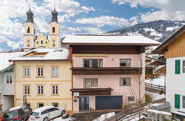 Chalet Stitzgassl in the centre of Hopfgarten with sauna