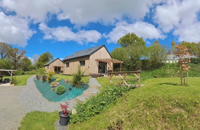 Chalet Avec Bain à Remous Privatif Près du Canal