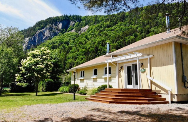 Chalet bordered by the Bras-du-Nord River, located in an enchanting setting.