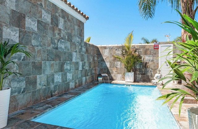 Chalet 'Casa Bombón' with Heated Pool & Wi-Fi