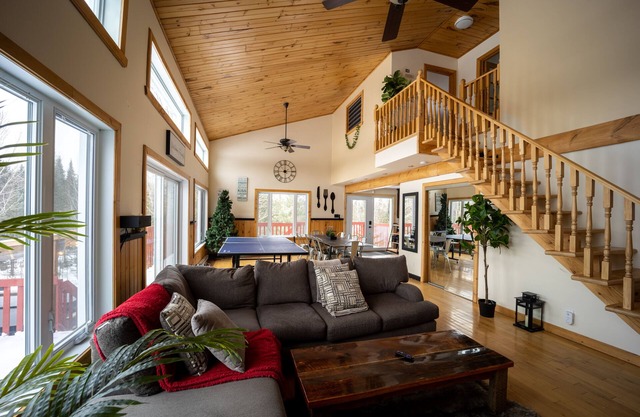 Chalet De Papa (Hot Tub & Perfect Ski Cottage)