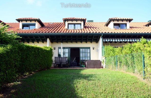Chalet Adosado Proa - Parking y jardín con impresionantes vistas a la Ría de San Vicente de la Barquera