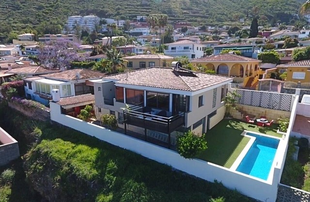 Chalet Exclusivo con Espectaculares Vistas al Teide y al Mar