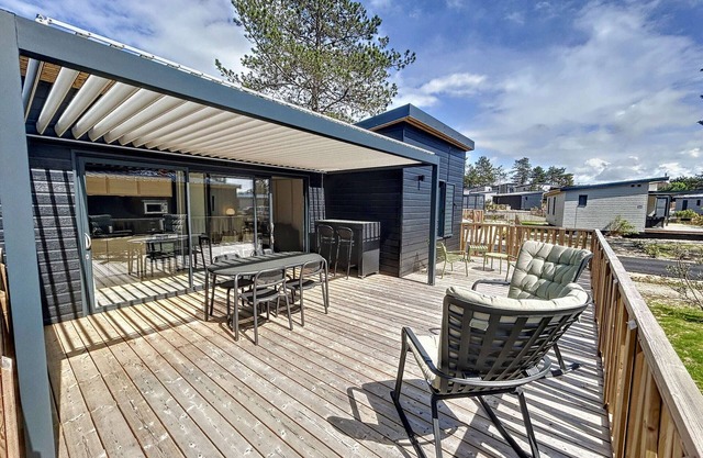 Chalet for 4 with Heated Pool, Terrace, Near Beach and Shops