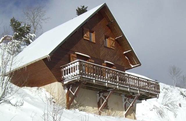 CHALET SUR FLANC DE COLLINE A BESSE PROMO last minute in November