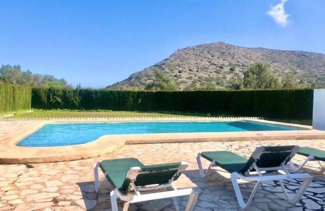 Chalet independiente con piscina y barbacoa