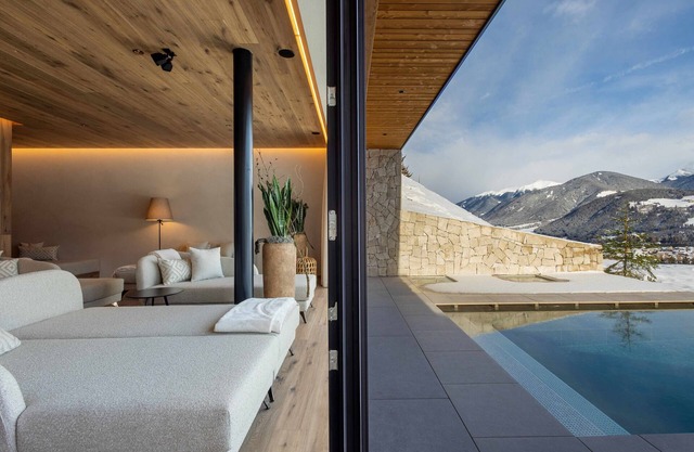 Chalet 'K Lodge View' with Mountain View, Private Pool and Sauna