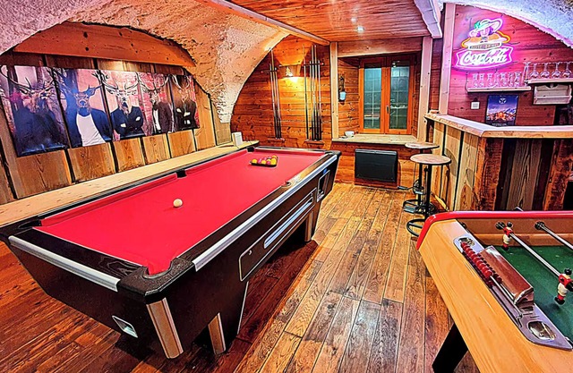 Chalet 'Le Cosy Lodge' with Mountain View, Private Pool and Wi-Fi