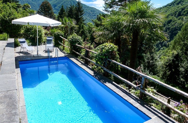 "Chalet Mergoscia" with pool and garden