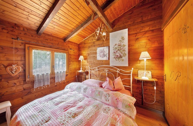 Chalet 'Orserose Al Vant' with Mountain View, Shared Terrace and Wi-Fi