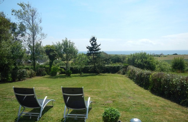Chalet overlooking Audierne Bay with wooded garden,