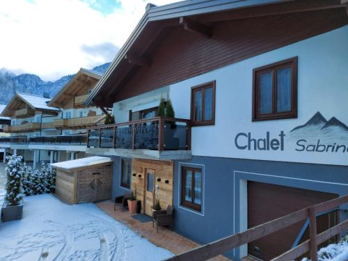 Chalet Sabrina mit Außenpool im Sommer