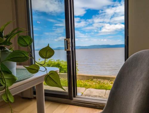 Chalet Studio #5 Waterfront with Spa Fireplace & Wifi