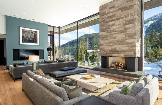 Chalet w/ski access, hot tub & heated pool