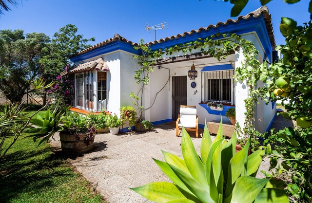 Chalet with air conditioning, pool, terrace, garden and Wi-Fi; pets allowed