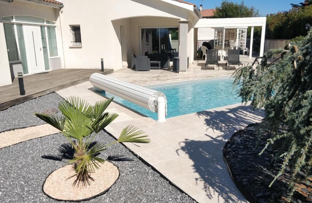 Chambre d'hôte dans une propriété avec piscine