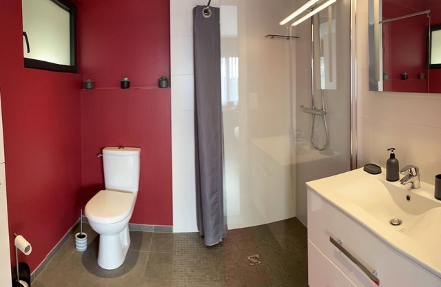 Chambre, sdd - wc, 24 m2, Accès Indépendant D'une Maison sur un Golf/PKG Fermé