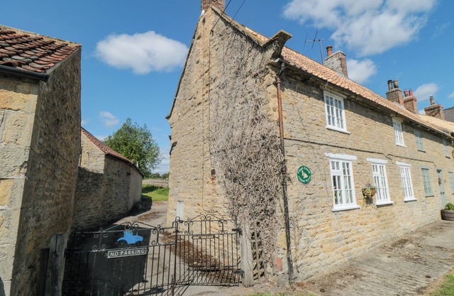 CHAPEL COTTAGE, family friendly, with open fire in Ebberston