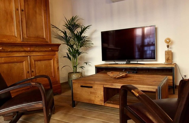 Charming Countryside Retreat Near Le Mans – Sleeps 2, Cozy with Modern Amenities