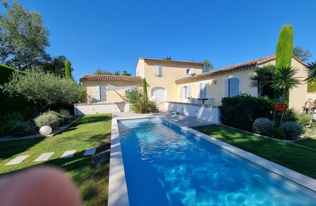 Character villa with pool 15 minutes from Avignon
