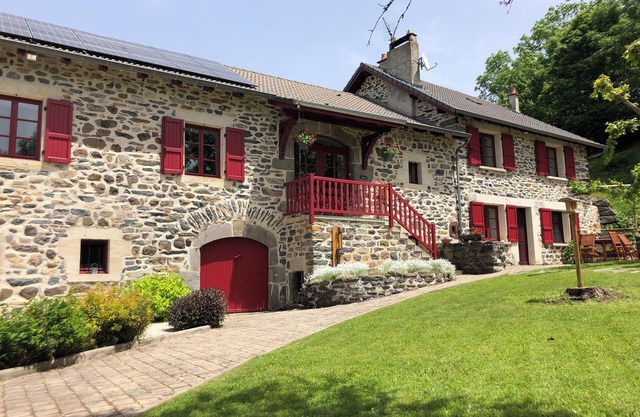 CHARACTER GITE IN THE HEART OF NATURE WITH SWIMMING POOL