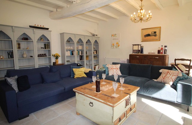 Charente: Cozy Family Winter Retreat