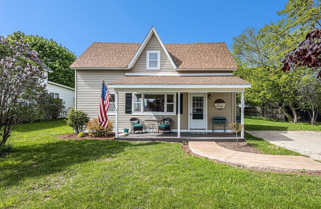 Charlevoix, Gorgeous Fall Colors, Privacy, Walk to Town, Quiet!