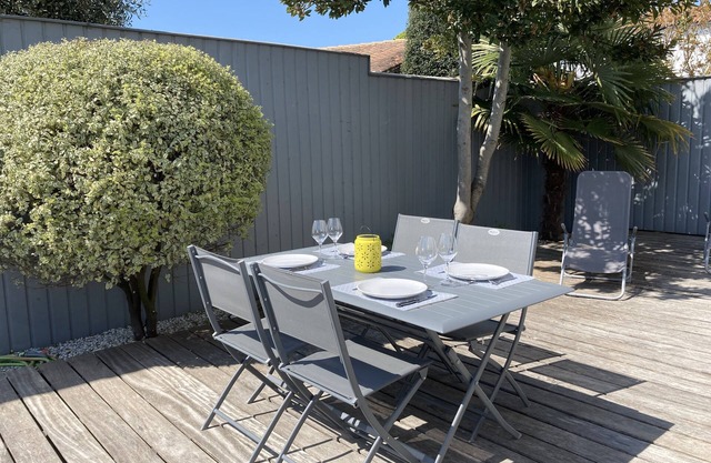 Charm, calm and comfort in St Martin de Ré with terrace and parking.