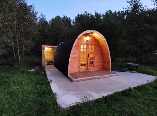Charmant POD en bois près d'un plan d'eau