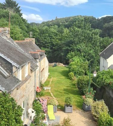 Charmante Maison à Huelgoat avec Terrasse et Jardin