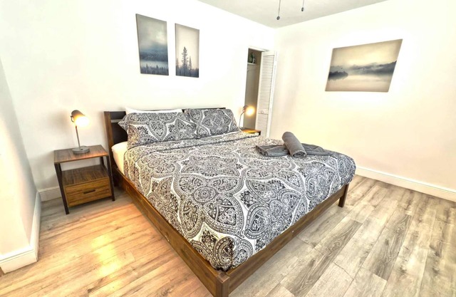 Charming 1-Bed Beach Apartment – Walk to Hollywood Beach & Boardwalk
