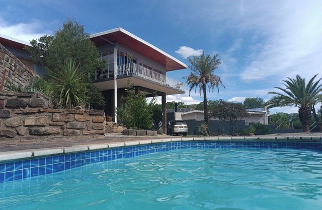 Charming 1-bedroom apartment with WiFi, AC and pool in enchanting Windhoek