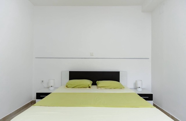 Charming 1-bedroom apartment in enchanting Budva with WiFi, AC