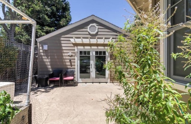 Charming 1-bedroom cottage with WiFi, AC in tranquil San Carlos