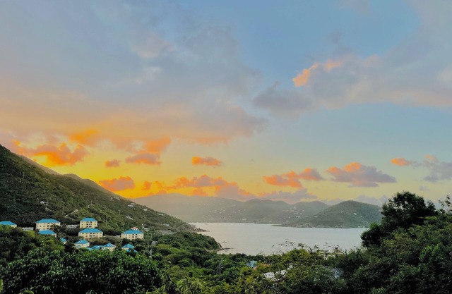 Charming 1-bedroom cottage with WiFi and AC in delightful St John