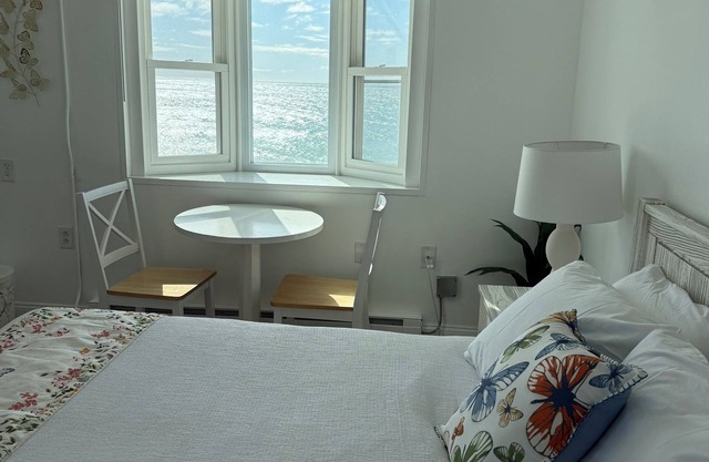 Charming 1-bedroom hotel in enchanting Westerly with a beautiful ocean view