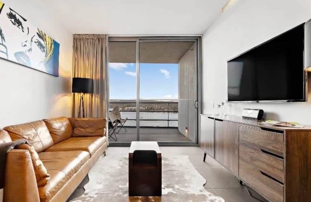 Charming 1-Bedroom Lake View Apartment