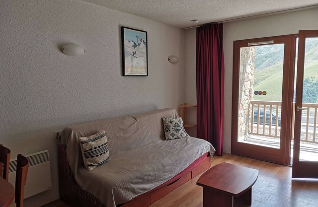 Charming 1-BR Apartment for 4 with Pool, Fitness Room and Covered Parking