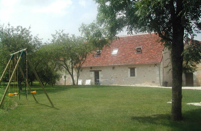 Charming 18th Century Gîte with Garden, Near Castles & Vineyards, Pet Friendly