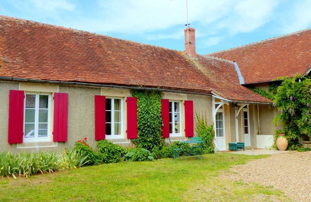 Charming 18th Century Cottage with Modern Amenities, Pet-Friendly, Near Scenic Forest and Attractions