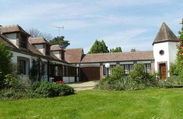 Charming 19th-Century Retreat with Spacious Park, Yoga, Cozy Fireplace, and Outdoor Adventures