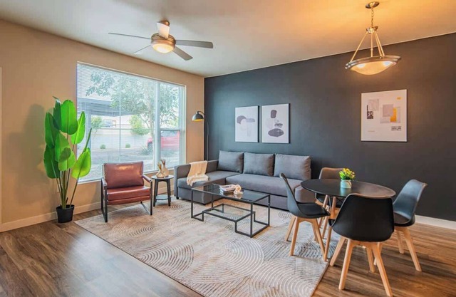 Charming 1BD with Balcony Pool Gym WD can Sleeps 4