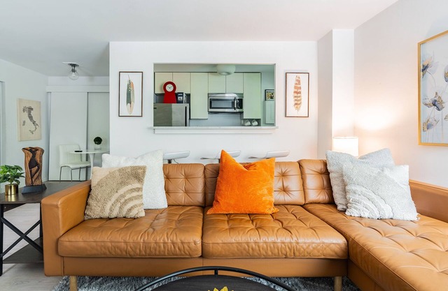 Charming 1BR Condo King Bed Close to Convention Center