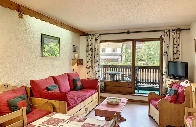 Charming 1BR in Combloux Center - Stunning Views, Garage, Ski Bus Access