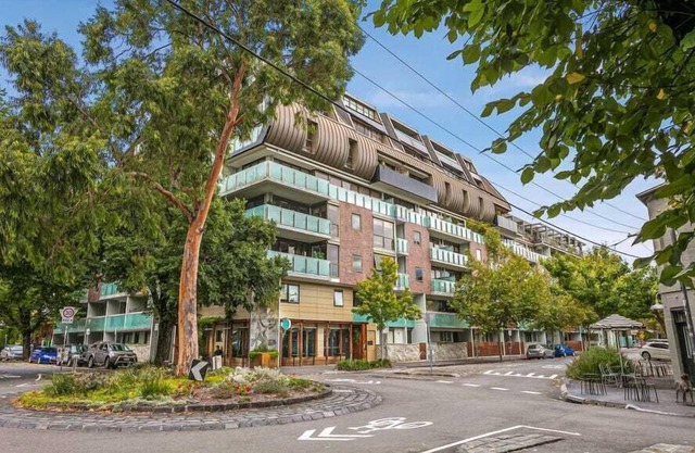 Charming 1BR in Fitzroy w/Parking, Pool, + Gym!