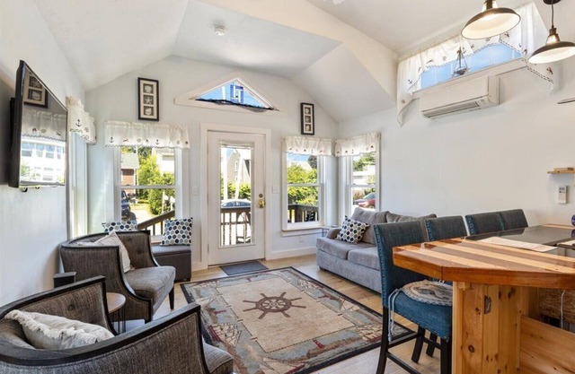 Charming 2-Bedroom Cottage in Peaceful Old Orchard Beach with WiFi, AC