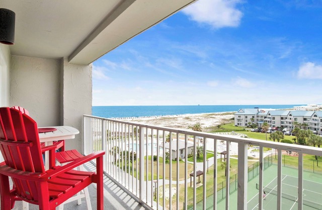 Charming 2 bed/2bath condo right on beach of Gulf Shores-Kiva Dunes golf course.