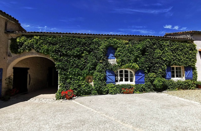 Charming 2-bed holiday cottage near Cognac with large pool, games room et garden